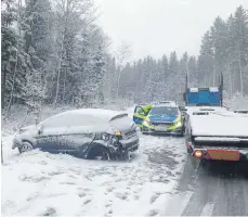  ?? FOTO: JEK ?? Der Weg nach Zielfingen ist nach einem Unfall nicht befahrbar.