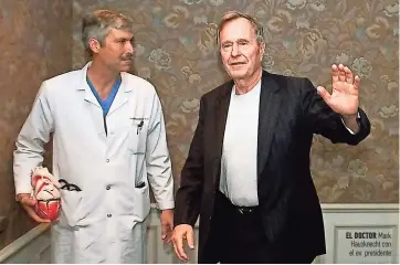  ??  ?? El doctor Mark Hausknecht con el ex presidente