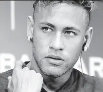  ??  ?? Neymar é alvo do PSG-FRA, que promete pagar sua multa rescisória com o Barcelona para contratá-lo