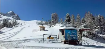  ??  ?? Deserto bianco Piste innevate e impianti chiusi al Faloria, in Veneto, dopo la forte nevicata di inizio maggio