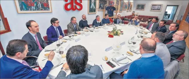  ??  ?? ALMUERZO DISTENDIDO EN AS. De izquierda a derecha: Roncero, Mínguez, Quintanar ( Comunidad), Cantón, De los Santos ( Comunidad), Elortegui, Fernández- Costa ( Comunidad), Bellón, Manolete, Gutiérrez, Amigo ( Comunidad), Ballarín ( Comunidad), Relaño,...