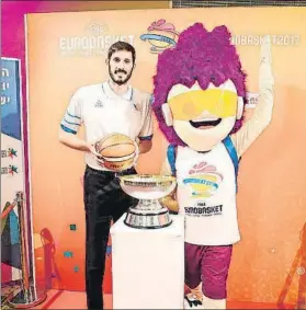  ?? FOTO: FIBA ?? Casspi, capitán de Israel y uno de los firmantes, con el balón en un acto promociona­l