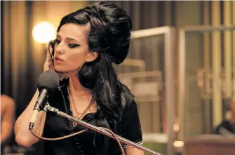  ?? [Constantin] ?? Marisa Abela singt selbst. Die Stimme von Amy Winehouse hört man nur aus der Jukebox.