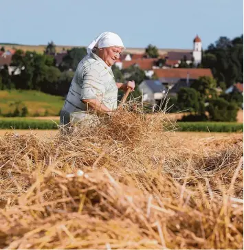  ?? Archivfoto: Warnack, dpa ?? Die Bäuerin mit der Heugabel auf dem Feld: Ein Bild das selten geworden ist.