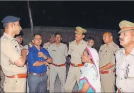  ?? SAKIB ALI ?? Police officials talks to the family members of the victims in Ghaziabad.