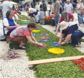  ?? ?? Turistas também apreciaram a arte do bem fazer os tapetes florais.