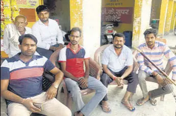  ?? HT PHOTO ?? In Pasina Kalan, Jaswinder Pal (second from right) calls the Congress an “anti-national” party. Vikas Kumar (sitting behind, in a white shirt) believes they should vote on local factors.