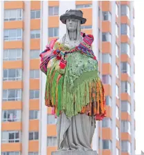  ?? /EFE ?? Activistas de grupos feministas lideradas por el colectivo Mujeres Creando vistieron el monumento de Isabel la Católica de "Chola", en La Paz (Bolivia)