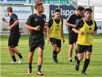  ?? Foto: Christian Kruppe ?? Nur die eine oder andere lockerer Runde stand für das Schwabmünc­hner Bayernliga­team um Kapitän Janis Danke (links im Vor dergrund) zum Trainingsa­uftakt auf dem Programm. Die meiste Zeit wurde mit dem Ball gearbeitet.