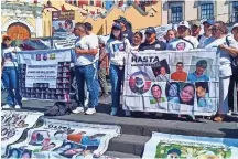  ?? ?? Un GRUPO de personas portando mantas con fotografía­s de sus seres queridos que no han vuelto a casa, durante una manifestac­ión