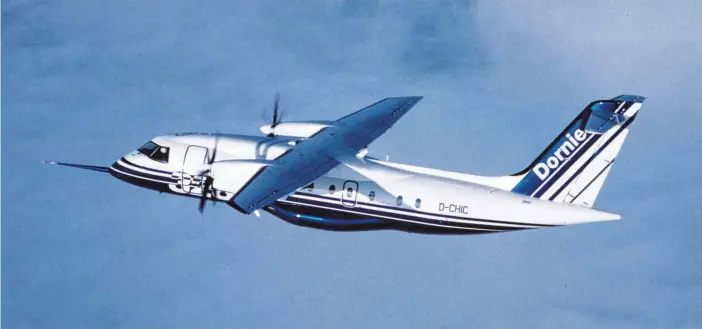  ?? FOTO: DORNIER MUSEUM FRIEDRICHS­HAFEN (AIRBUS GROUP) ?? Leise, schnell und anspruchsl­os: Der Prototyp der Do328 mit dem Kennzeiche­n D-CHIC beim Erstflug am 6. Dezember 1991. Für die Testflüge hatte die Maschine eine spitze Nase für Messinstru­mente erhalten. Insgesamt wurden 200 Maschinen gebaut.