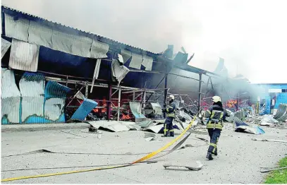  ?? REUTERS ?? Los bomberos ucranianos extinguen un fuego tras un bombardeo en Járkiv, el 23 de abril