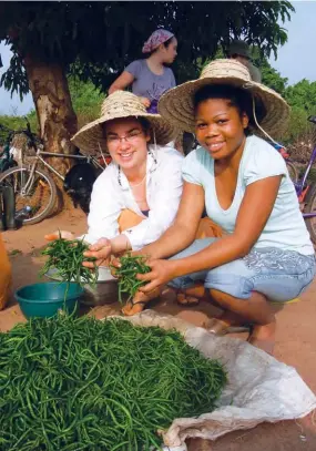  ??  ?? Participan­ts in the Canada World Youth — Youth Leaders in Action Program harvest green beans in the community of Kpovié in Benin. The women took part in the program in 2011–2012.