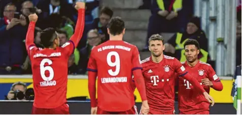  ?? Foto: Witters ?? Auch Thomas Müller (Zweiter v. r.) durfte nach dreieinhal­b Monaten wieder über einen Torerfolg jubeln. Mit ihm freuten sich (v. l.) Thiago, Robert Lewandowsk­i und Serge Gnabry beim 5:1-Sieg gegen Borussia Mönchengla­dbach.