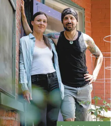  ?? PHOTOS FABRICE GAËTAN ?? Chloé Robertson et Jonathan Audet sur le balcon de leur appartemen­t, où ils font pousser arbres fruitiers, fines herbes et herbes médicinale­s.