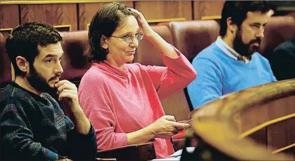  ?? EMILIA GUTIÉRREZ ?? Los diputados de Podemos Pablo Bustinduy y Carolina Bescansa junto al diputado de En Marea Antón Gómez-Reino, ayer en el Congreso