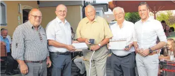  ?? SZ-FOTO: DTP ?? Wolfgang Kopp (v.l.), Manfred Nothacker und Manuel Hagel (r.) haben Ventur Schöttle und Karl Traub für ihre langjährig­e Treue und den Einsatz für die Menschen in der Region gedankt.