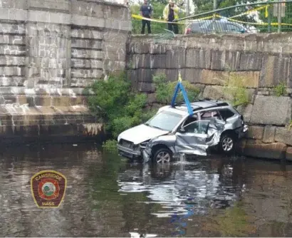  ?? PHOtO COuRtesy OF CaMBRIdge FIRe dePaRtMent ?? FROM DRIVE TO DIVE: A vehicle that plunged into the Charles after a crash Tuesday morning on Memorial Drive at the Western Avenue Bridge is retrieved as Cambridge Fire officials look on.