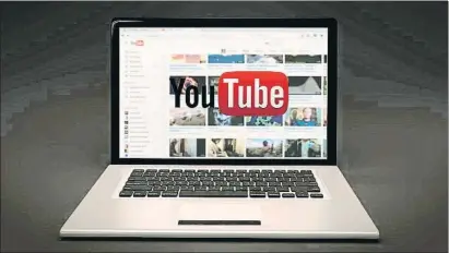  ?? TYMON OZIEMBLEWS­KI ?? Los vídeos alojados en páginas como YouTube representa­n un 21% del total de vídeos de internet
