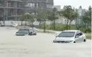  ?? ?? VEHÍCULOS varados en calles de Dubái exponen los estragos climáticos, ayer.