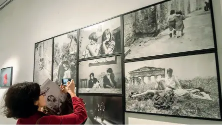  ??  ?? Carrellata Uno scorcio della mostra di Letizia Battaglia curata da Francesca Alfano Miglietti e intitolata «Storie di strada»
(foto Cozzoli/ Fotogramma)