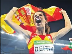  ??  ?? FELICIDAD. Ruth Beitia celebra su oro olímpico en Río de Janeiro.