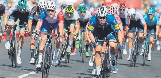  ?? FOTO: EFE ?? El rostro del neerlandés Fabio Jakobsen y del francés Arnaud
Démare refleja el esfuerzo que tuvieron que hacer los sprinters en el desenlace de la cuarta etapa de La Vuelta, con la disputa de un físico sprint en la localidad de Molina de Aragón. Fue la tercera victoria de Fabio Jakobsen en La Vuelta a España