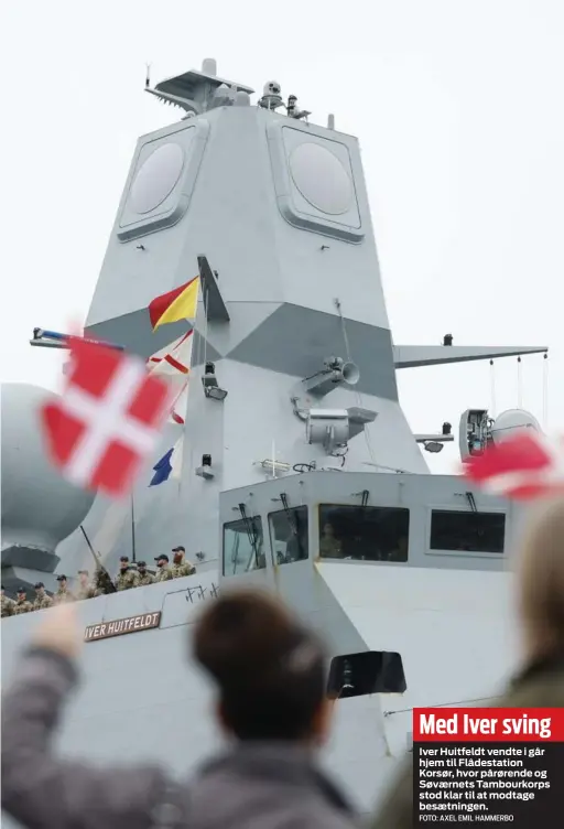  ?? FOTO: AXEL EMIL HAMMERBO ?? Med Iver sving
Iver Huitfeldt vendte i går hjem til Flådestati­on Korsør, hvor pårørende og Søværnets Tambourkor­ps stod klar til at modtage besætninge­n.
