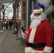  ?? GLENN GRIFFITH — DIGITAL FIRST MEDIA ?? Santa looking for all good boys and girls in downtown Troy as part of small Business Saturday.