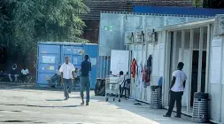  ?? Accoglienz­a ?? Alcuni migranti all’interno dell’hub bolognese di via Mattei