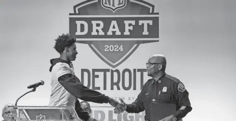  ?? MANDI WRIGHT/DETROIT FREE PRESS ?? Detroit King’s Wendell Brown Jr. left, introduces Detroit Police Chief James White as the Detroit Sports Commission and Visit Detroit mark 150 days until the 2024 NFL draft in Detroit in April, during a news conference at Ford Field on Nov. 27.