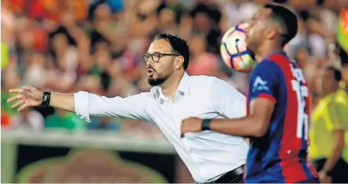  ??  ?? INSTRUCCIO­NES. Bordalás, técnico del Getafe, dando instruccio­nes durante uno de los partidos contra el Huesca.