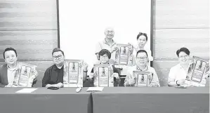  ?? ?? JOM BELAJAR: Jane (duduk tengah), Yii (duduk, dua kanan) serta jawatankua­sa IRJ dan SJA menunjukka­n poster Mobile Journalism Workshop 2024 pada sidang media di Sibu, semalam.