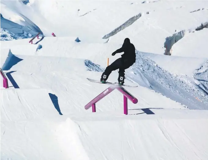  ?? FOTO: FOTO: PROCESS FILMS ?? TØFT: Det var høyt nivå i slopestyle­finale i verdenscup­en snowboard i Seiseralm torsdag. Markus Olimstad klarte ikke følge opp onsdagens gode kjøring.