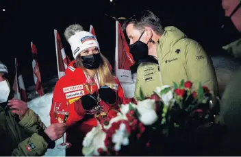  ??  ?? Il numero uno di Swiss-Ski celebra Corinne Suter