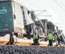  ?? FOTOS: AFP ?? Unglücksst­elle auf der Meeresbrüc­ke über den Großen Belt. Die Ladung eines Bierkonzer­ns, transporti­ert von DB Cargo, hatte sich gelöst.