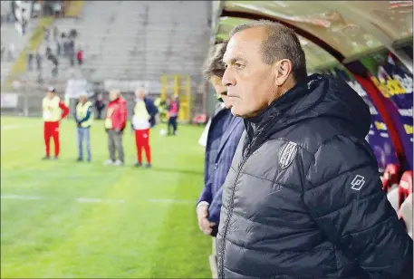  ??  ?? In panchina Fabrizio Castori guida il Cesena e nella gara di andata al Curi è riuscito a portare alla vittoria per 3-0 i bianconeri romagnoli