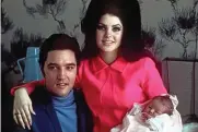  ?? DPA ?? 1968: Rock’n’ Roll-Star Elvis Presley mit seiner Frau Priscilla und ihrer vier Tage alten Tochter Lisa Marie in einem Zimmer des Baptist-Krankenhau­ses.