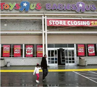  ?? Justin Sullivan - 15.mar.18/Getty Images/AFP ?? Consumidor­as deixam loja da Toys R Us nos EUA; 30 mil pessoas devem perder o emprego