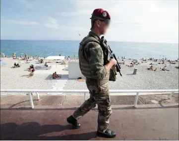  ?? (Photo Franck Fernandes) ?? Un militaire de l’opération Sentinelle sur la promenade des Anglais, le  juillet , treize jours après l’attentat.