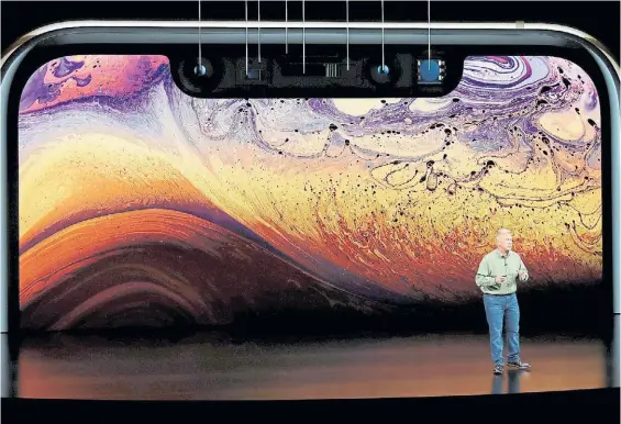  ?? AP ?? Lo último. Phil Schiller, vicepresid­ente de Apple, presentó los iPhone 2018 en California, en septiembre. El diseño notch está en todos sus modelos.