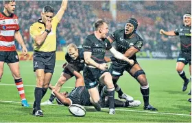  ?? ?? Three and easy: Nick Tompkins celebrates scoring Saracens’ third try at Kingsholm