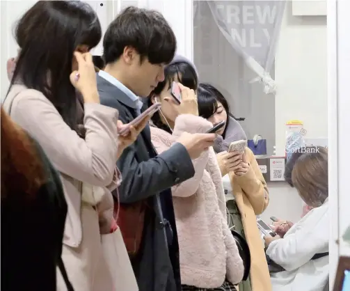  ?? The Yomiuri Shimbun ?? Customers crowd a SoftBank store in Shinjuku Ward, Tokyo, on Dec. 6, 2018, when a technical mishap disrupted the carrier’s mobile services for more than four hours.