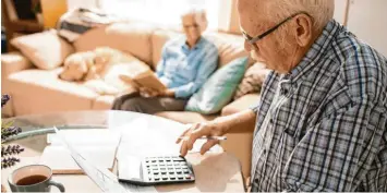  ?? Foto: Seventyfou­r, stock.adobe.com ?? Nächstes Jahr droht eine Nullrunde, danach sollen die Renten wieder steigen.