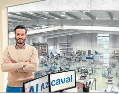 ?? M. G.. ?? Enrique Azcárate posa en su despacho, desde el que se ve la cadena de fabricació­n y montaje.