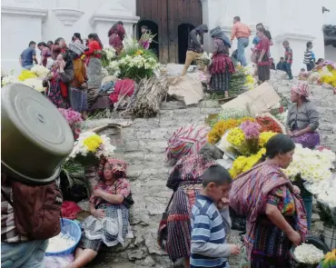  ?? Foto: Rita Henss ?? Frauen bieten ihre Waren auf den Treppenstu­fen der Kirche Santo Tomás an.