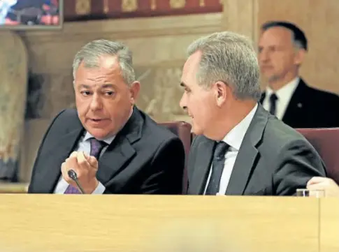  ?? // JUAN FLORES ?? El alcalde de Sevilla, José Luis Sanz, junto al delegado de Hacienda, Juan Bueno, en el Pleno de ayer