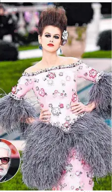  ??  ?? Blüten-Kunst: Chanel-Haute-Couture ohne Karl Lagerfelds Ehrenrunde