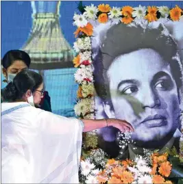  ?? PIC/AMIT DATTA ?? Chief Minister Mamata Banerjee paying tribute to Mahanayak Uttam Kumar on Monday