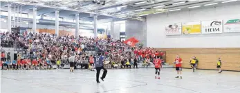  ?? FOTO: KARL-HEINZ BODON ?? Auf Unterstütz­ung von den voll besetzten Zuschauerr­ängen konnten die TSV-Handballer auch in dieser Saison zählen. Daran hat es nicht gelegen, dass es mit dem Klassenerh­alt nichts wurde. Auf die Unterstütz­ung der Fans hofft der TSV auch im kommenden Jahr.